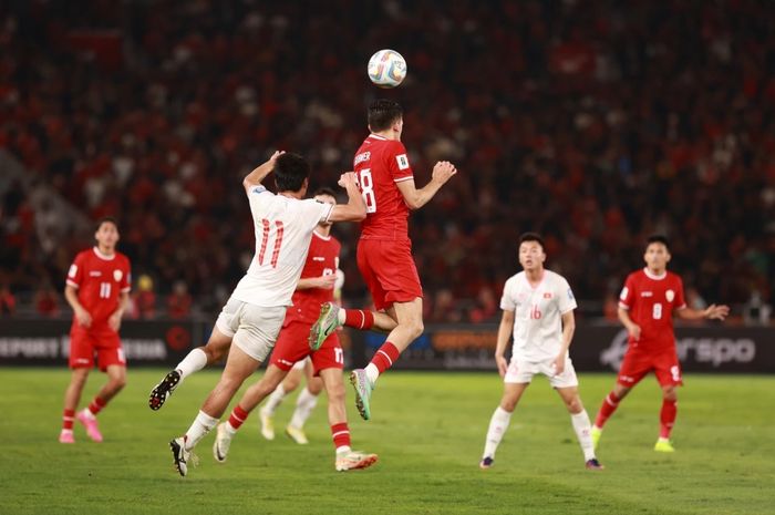 Hasil lemparan ke dalam Pratama Arhan dalam duel Kualifikasi Piala Dunia 2026 kontra Vietnam di Stadion Utama GBK, Jakarta, 21 Maret 2024, dimenangkan pemain Timnas Indonesia yang berbadan lebih tinggi.