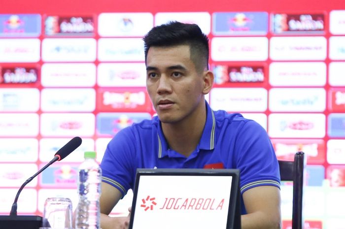 Striker Nguyen Tien Linh yang dijuluki sebagai dewa gol Vietnam mengekspresikan tekadnya membombardir gawang Timnas Indonesia dalam konferensi pers di Hanoi, 25 Maret 2024.