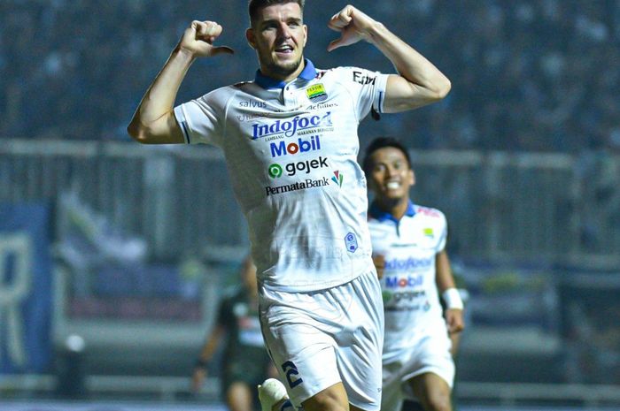 Selebrasi bek Persib Bandung, Nick Kuipers, usai mencetak gol ke gawang PS Tira-Persikabo di Stadion Pakansari, Cibinong, Bogor, pada pekan ke-18 Liga 1 2019, Sabtu (14/9/2019).