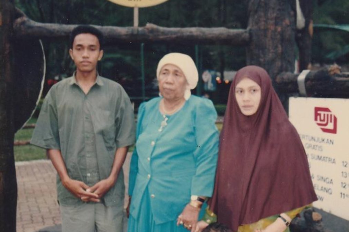 Ahmad Sahroni memajang foto keluarganya di masa lalu. Dia berjuang dari nol. Wakil Ketua Komisi III DPR ini menyentil karma ke Adam Deni.