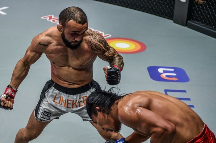 John Lineker (kiri) kala mengalahkan Kevin Belingon di ONE Championship: Inside The Matrix 3.