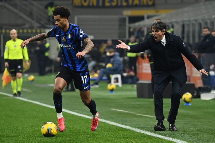 Pelatih Inter Milan Simone Inzaghi (kanan) kecewa setelah dikalahkan Juventus dalam Liga Italia pekan ke-25 di Torino, Senin (17/2/2025) dini hari WIB.