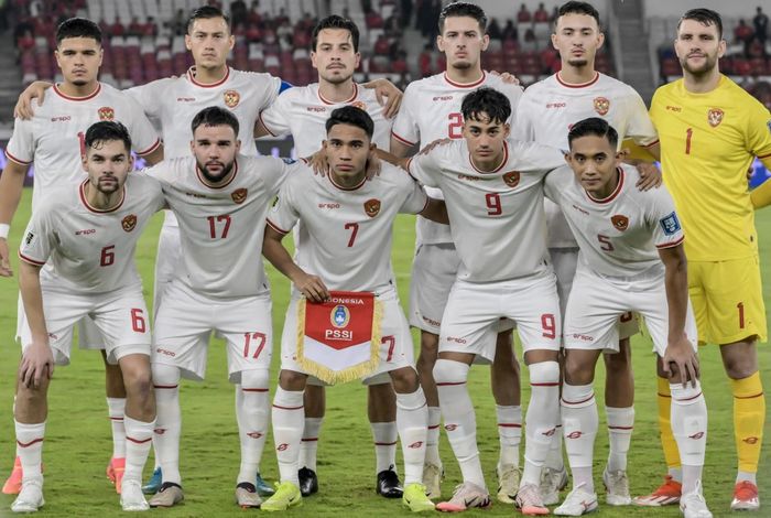 Timnas Indonesia berpose menjelang kick-off laga keenam Grup C putaran ketiga Kualifikasi Piala Dunia 2026 zona melawan Arab Saudi di Stadion Utama Gelora Bung Karno, Jakarta, Selasa (19/11/2024).