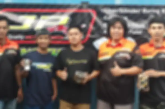Hanafi Lim (tengah) dan Iwan JP (nomor 2 dari kiri) 