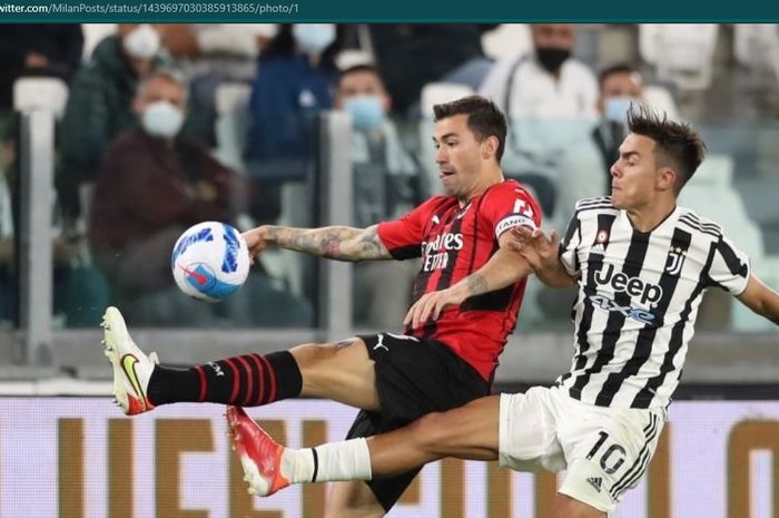 Duel antara Alessio Romagnoli dan Paulo Dybala pada laga Juventus kontra AC Milan di lanjutan Liga Italia 2021-2022.