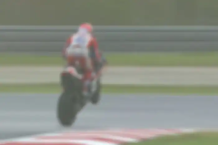 Andrea Dovizioso kembali tercepat meskipun trek basah diguyur hujan