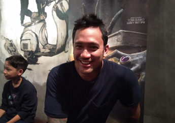 Harus Diulang Beberapa Kali, Tora Sudiro Awalnya Tak Terpikir Akan Beradegan Ciuman dengan Surya Saputra di Film Arisan