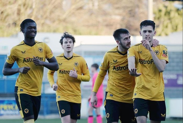 Pemain Wolverhampton Wanderers U-21, Justin Hubner, melakukan selebrasi setelah mencetak gol ke gawang Cardiff  City, pada ajang Premier League Cup, Jumat (20/1/2023).