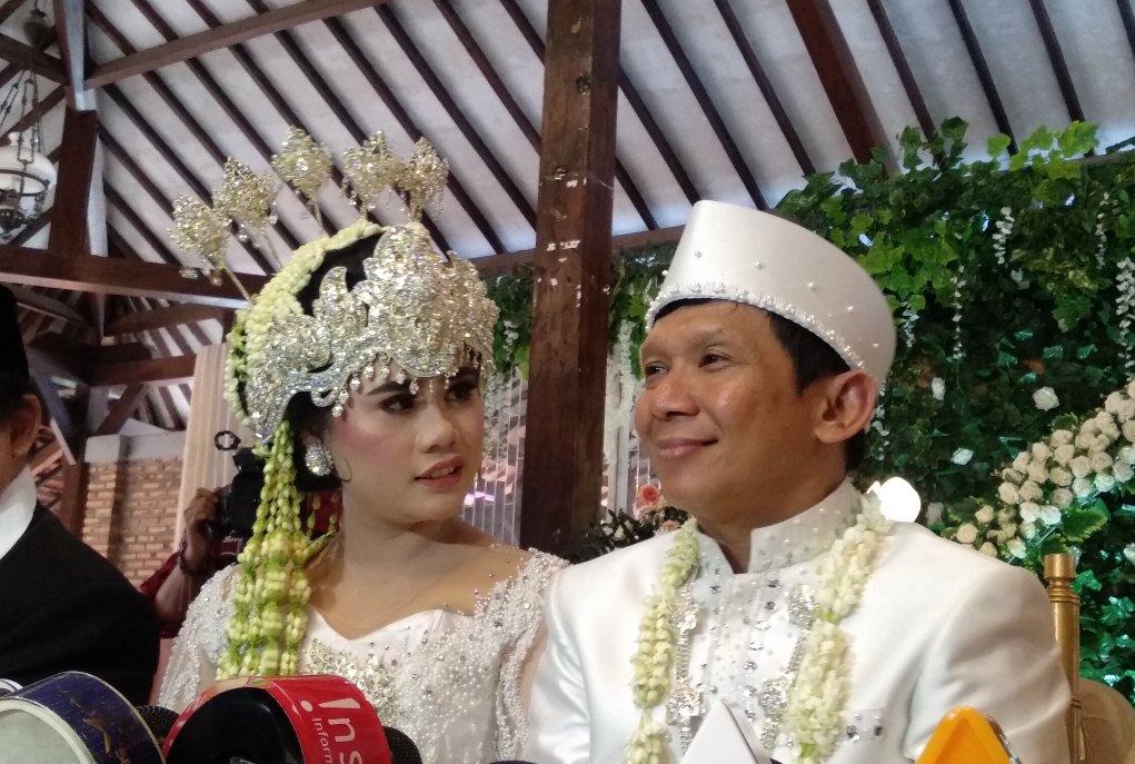 Ginanjar Empat Sekawan dan Tiara Amalia usai akad nikah di Griya Ageng Selasar, Depok, Jawa Barat, Minggu (29/12/2019).