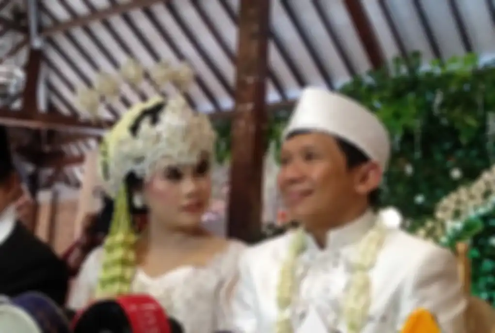 Ginanjar Empat Sekawan dan Tiara Amalia usai akad nikah di Griya Ageng Selasar, Depok, Jawa Barat, Minggu (29/12/2019).