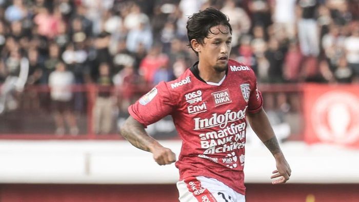 Aksi winger Bali United, Irfan Bachdim, saat membela timnya melawan Persija Jakarta pada leg pertama delapan besar Piala Indonesia 2018.