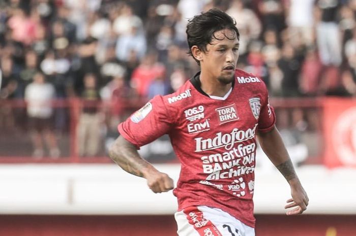 Aksi winger Bali United, Irfan Bachdim, saat membela timnya melawan Persija Jakarta pada leg pertama delapan besar Piala Indonesia 2018.