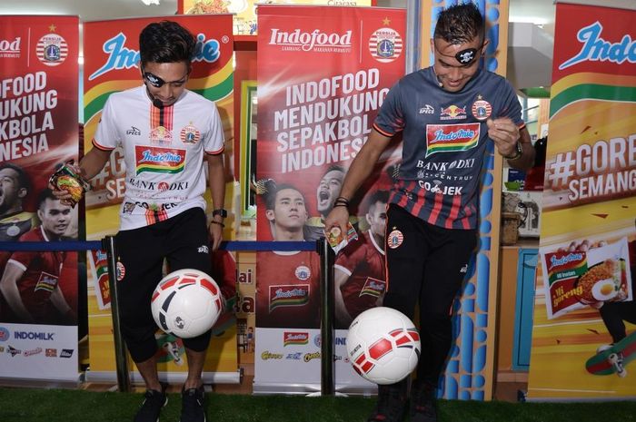 Turut meramaikan kegiatan Meet &amp; Greet Terhubung Saling Dukung,  kiper Persija Andritany Ardhiyasa dan gelandang Fitra Ridwan ditantang unjuk kemampuan olah bola dengan satu mata tertutup di Rumah Indofood, Jakarta Fair Kemayoran, 26 Juni 2019.