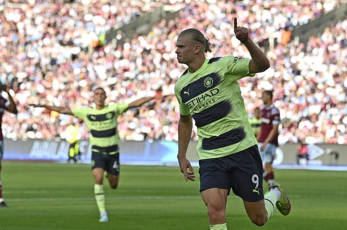 Penyerang Manchester City, Erling Haaland, merayakan gol keduanya ke gawang West Ham United pada pekan pertama Liga Inggris musim 2022-2023 di Stadion London, Minggu (7/8/2022). 
