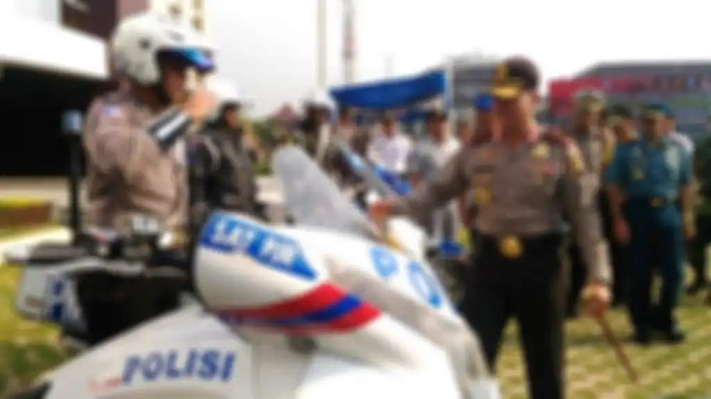 Kapolda Jateng Irjen Pol Condro Kirono (kanan) mengecek kesiapan anggota setelah upacara gelar pasuk
