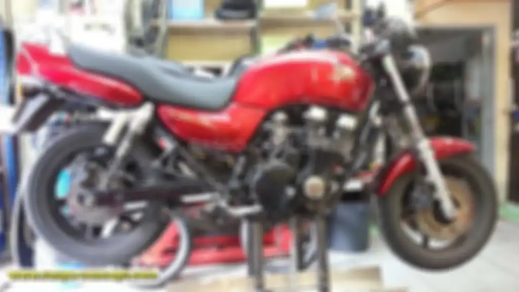 Bentuk standar Honda CB750F2 Sevenfifty sebelum dirombak jadi cafe racer