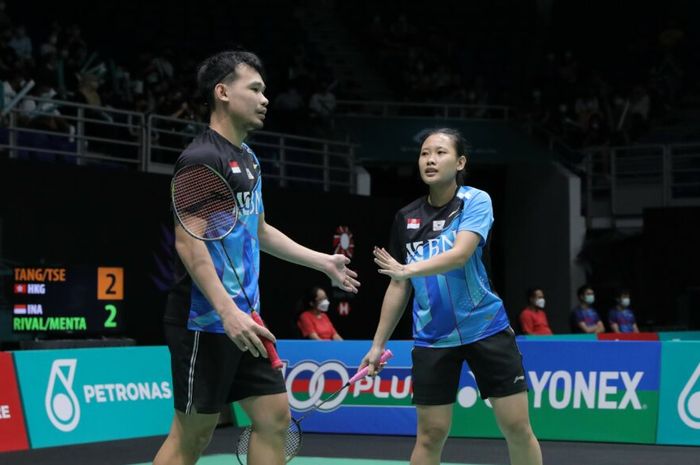 Pasangan ganda campuran Indonesia, Rinov Rivaldy/Pitha Haningtyas Mentari, ketika bertanding pada babak kedua Malaysia Open 2022 di Axiata Arena, Kuala Lumpur, Kamis (30/6/2022).