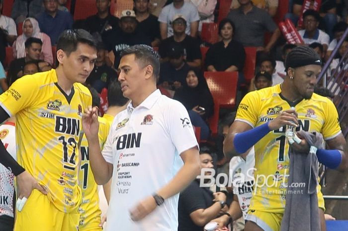 Pelatih Jakarta STIN BIN, Andri Widiyatmoko sedang memberikan intruksi terhadap Rivan Nurmulki ketika melawan Jakarta LavAni Allo Bank Electric pada final four Proliga 2024, Sabtu, 13 Juli 2024