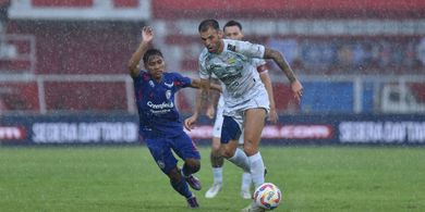 Hasil Liga 1 - Brace Tyronne Del Pino dan Gol Debut Gervane Kastaneer Bawa Persib Hajar Arema FC