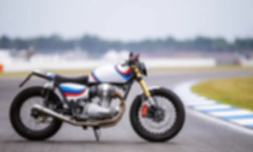 Kawasaki W800 Racer hasil garapan Schlachtwerk