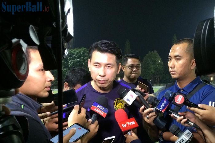Mantan pelatih timnas Malaysia, Tan Cheng Hoe saat menjawab pertanyaan wartawan dalam sesi latihan jelang laga kontra timnas Indonesia di Lapangan C, Komplek Gelora Bung Karno, Senayan, Jakarta, 3 September 2019. 