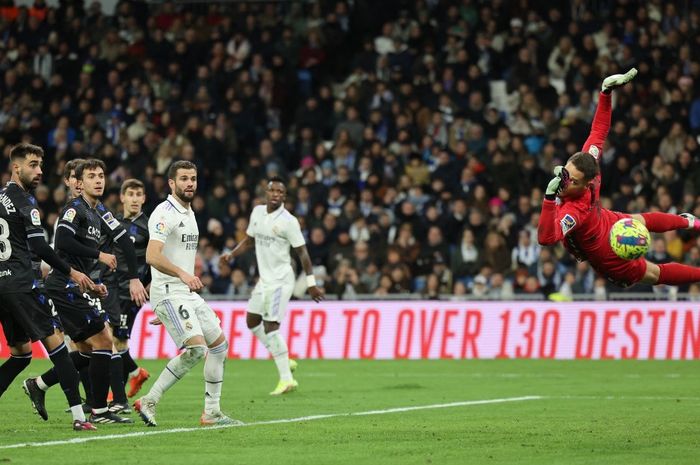 Ketangguhan kiper Real Sociedad, Alex Remiro, memaksa Real Madrid bermain imbang 0-0 di Santiago Bernabeu pada laga pekan ke-19 Liga Spanyol 2022-2023, Minggu (29/1/2023) atau Senin dini hari WIB.