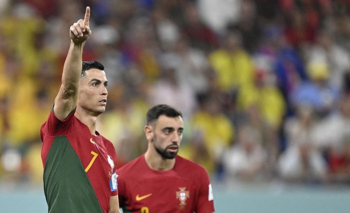 Cristiano Ronaldo dan Bruno Fernandes dalam duel Piala Dunia 2022 antara timnas Portugal vs Ghana di Stadion 974 (24/11/2022).