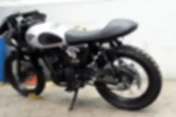Belakangnya dibuat buntung saja dengan buntut tawon khas cafe racer
