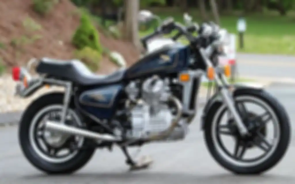 Honda CX500 versi standar. Khas banget kayak motor Jepang lansiran jadul kan?
