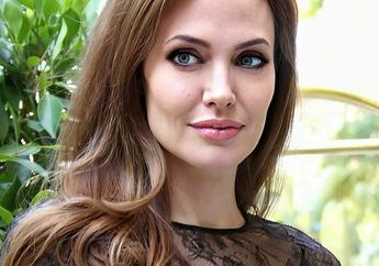 Dipotret Bersama Putra Remajanya yang Telanjang Dada dengan Tato Naga Saat Menata Rambut, Angelina Jolie Pamerkan Kehidupan Pribadinya sebagai Ibu Rumah Tangga