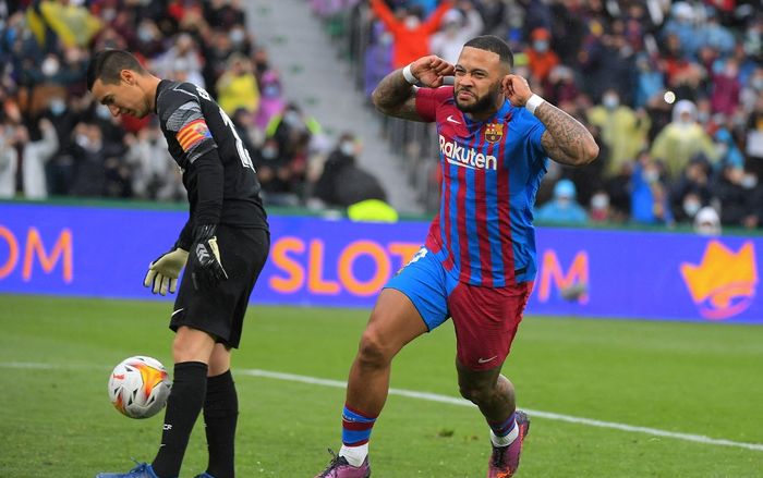 Selebrasi Memphis Depay usai menjebol gawang Elche lewat penalti dalam kemenangan 2-1 Barcelona pada lanjutan Liga Spanyol 2021-2022.