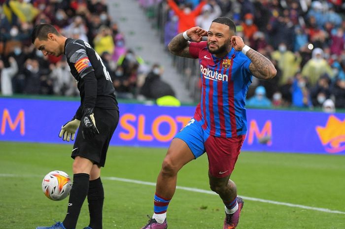 Selebrasi Memphis Depay usai menjebol gawang Elche lewat penalti dalam kemenangan 2-1 Barcelona pada lanjutan Liga Spanyol 2021-2022.