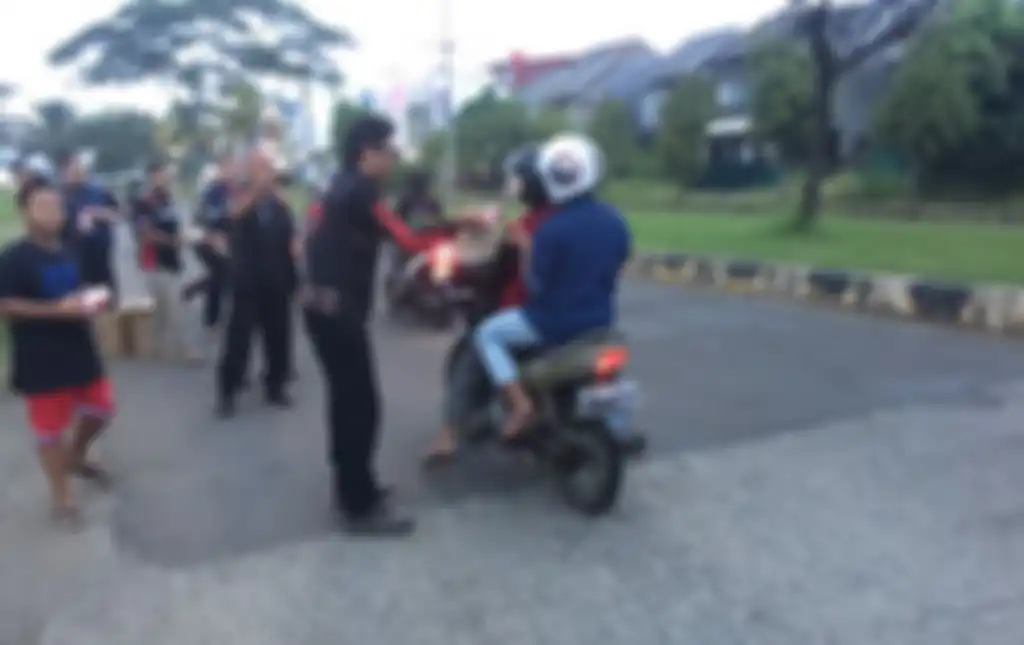 Bagi-bagi takjil gratis oleh rekan-rekan SPD di daerah Grand Depok City