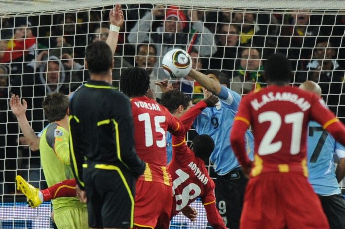 Momen Luis Suarez melakukan blok bola dengan tangan kala Uruguay bersua Ghana di Piala Dunia 2010.