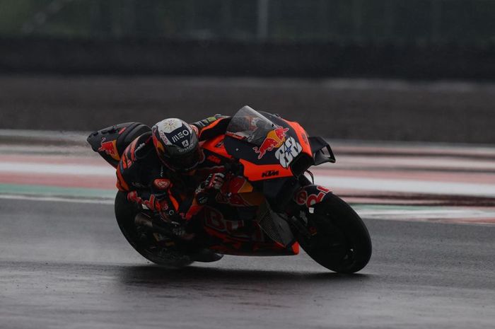 Pembalap Red Bull KTM, Miguel Oliveira saat menjadi juara pada MotoGP Indonesia 2022, Minggu (20/3/2022)