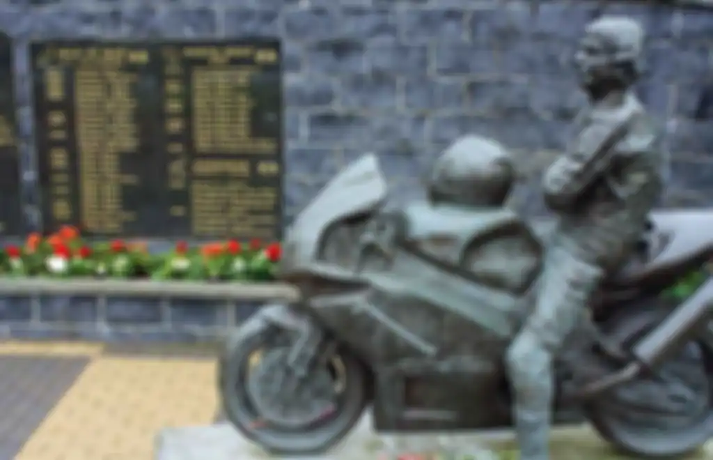 Patung untuk menghormati mendiang Joey Dunlop