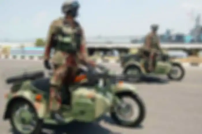 Pasukan Korps Marinir Beraksi di atas motor buatan IMZ Ural Rusia