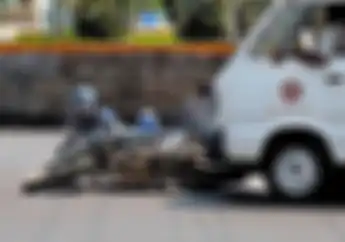 Ngeri! Ngebut dan Enggak Pakai Helm, Pengendara Honda Revo Tewas Dilindas Truk