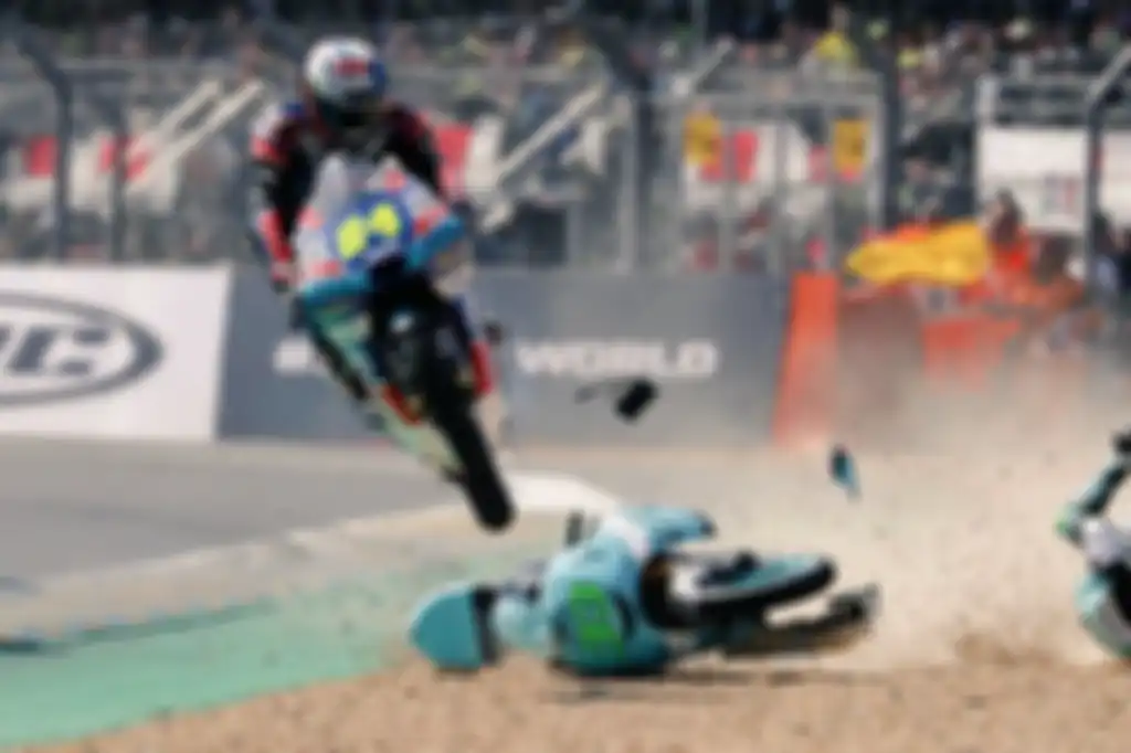 Jakub Kornfeil terbang setelah menabrak motor milik Enea Bastianini di lap terakhir Moto3 Prancis