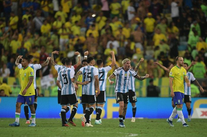 Pemain timnas Argentina merayakan kemenangan atas timnas Brasil pada Kualifikasi Piala Dunia 2026 di Stadion Maracana, Rio de Janeiro (21/11/2023).