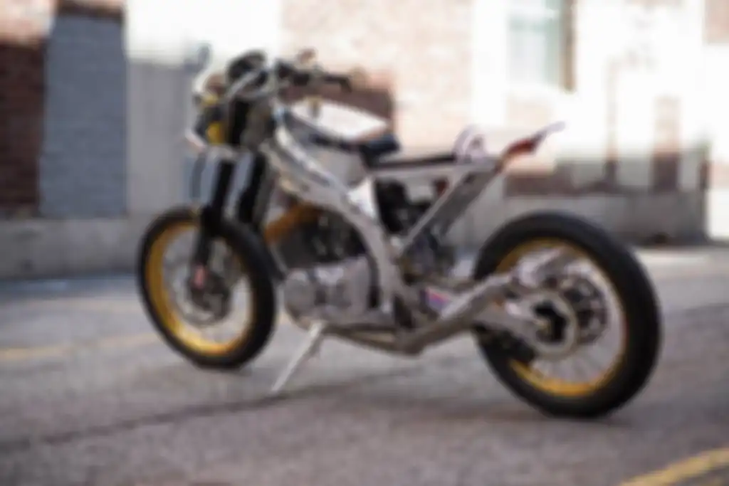 Cafe racer dengan rangka Honda CRF450R dan bermesin Yamaha RD400 milik Keith Carlson, dilansir oleh 