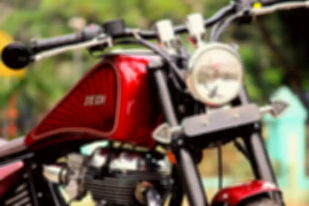 Setang lebar bersudut rendah dan tangki drop tank sebagai ciri khas bobber