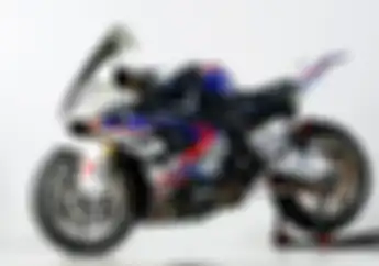 BMW S1000RR Ini Pakai Livery Valentino Rossi, Kok Gambarnya Seperti Itu?