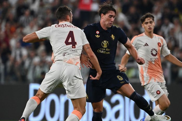 Dusan Vlahovic berebut bola dengan Bryan Cristante dalam laga Juventus vs AS Roma pada lanjutan Liga Italia di Allianz Stadium Turin (1/9/2024).