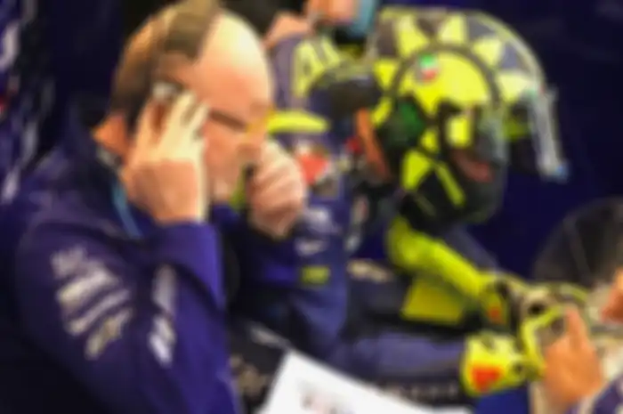 Valentino Rossi dan kru tim Movistar Yamaha