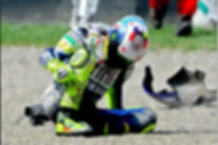 Valentino Rossi menggunakan wearpack dengan kelengkapan airbag