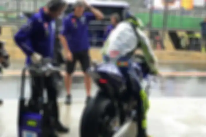 FP1 MotoGP Valencia, Valentino Rossi sampai kenakan jas hujan, (16/11/2018)
