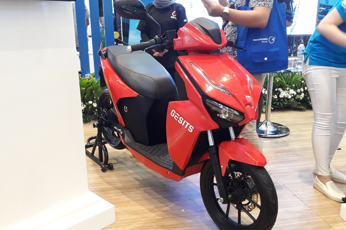 Motor listrik Gesits saat dipajang dalam pameran energi di Jakarta