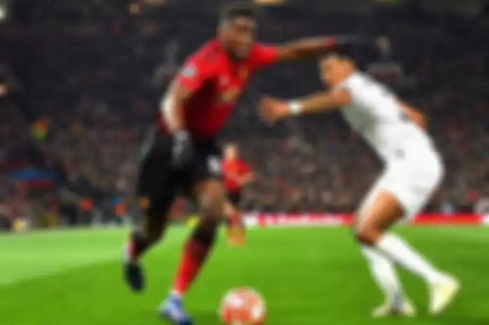 Paul Pogba berebut bola dengan Presnel Kimpembe.