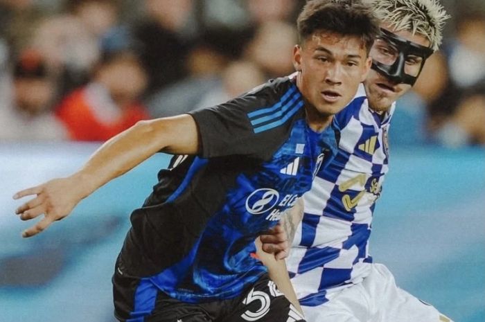 Beau Leroux (kiri) bersaing ketat dengan gelandang Real Salt Lake dan Timnas Amerika Serikat Diego Luna dalam duel MLS pada Februari 2025.